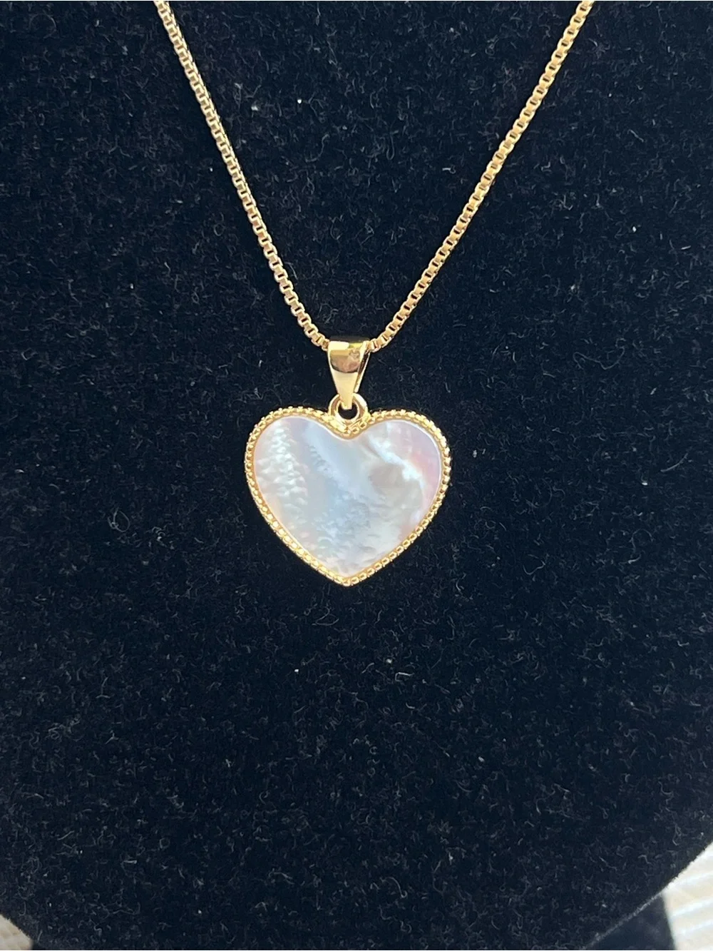 🩷-Gold Heart Pendant Necklace with Iridescent Mother-of-Pearl Accent